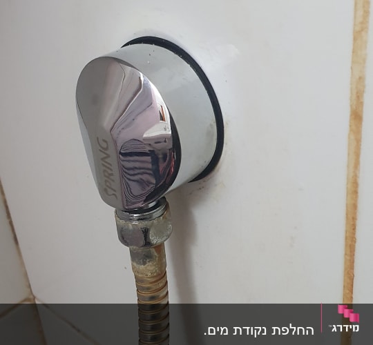 חיבור צינור מתכת לקיר בחדר אמבטיה